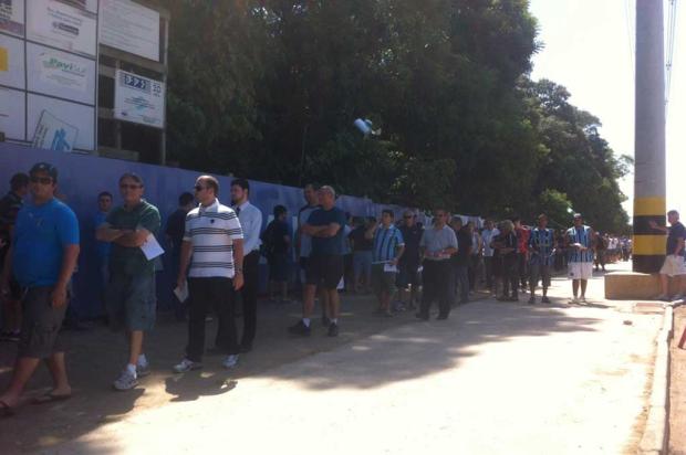 Fila de torcedores em busca de ingressos se forma ao redor da Arena Gabriel Schmitt/Arquivo Pessoal/ Fila de torcedores em busca de ingressos se forma ao redor da Arena Gabriel Schmitt/Arquivo Pessoal/