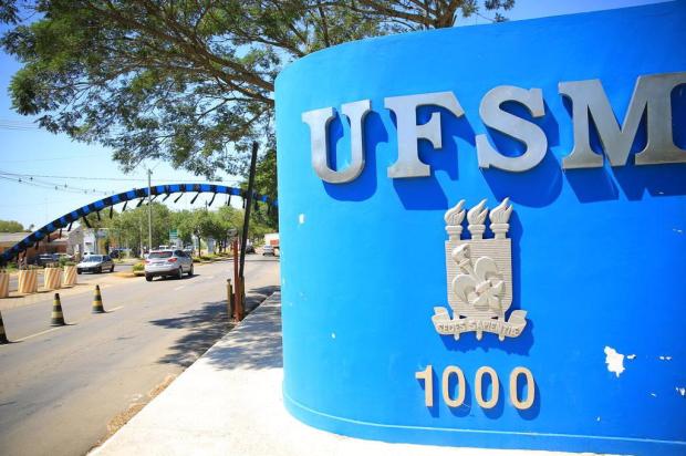 Luto estampado no arco da UFSM Bruno Maestrin/Agencia RBS Luto estampado no arco da UFSM Bruno Maestrin/Agencia RBS