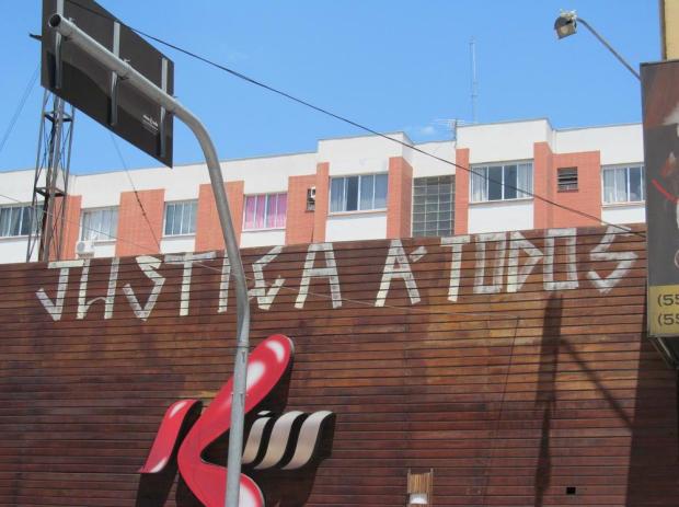 Jovem escreve mensagem na fachada da boate Kiss Mário Cezar Fernandes Menzes/Arquivo Pessoal