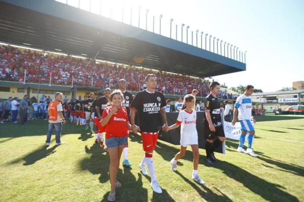 Luto por Santa Maria marca entrada em campo de Inter e ECNH em Gravataí Félix Zucco/AgênciaRBS Luto por Santa Maria marca entrada em campo de Inter e ECNH em Gravataí Félix Zucco/AgênciaRBS