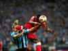 Koob Hurtado aplicou um golpe violento no meio-campo Deretti...