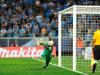 O goleiro Alexander sofre um gol durante a cobrança de pênaltis