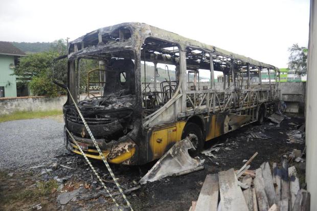 Pelo menos três ataques a ônibus foram registrados em menos de cinco horas em Santa Catarina Gilmar de Souza/Agencia RBS