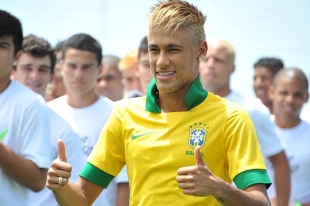 FOTO: Neymar apresenta novo uniforme da Seleção Brasileira VANDERLEI ALMEIDA/AFP