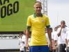 Neymar apresenta o novo uniforme da seleção brasileira de futebol, que possui gola polo verde semelhante à camisa que o Brasil usou na Copa de 1990, na Itália. O evento aconteceu  na praia de Copacabana, no Rio.