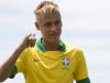 Neymar apresenta o novo uniforme da seleção brasileira de futebol, que possui gola polo verde semelhante à camisa que o Brasil usou na Copa de 1990, na Itália. O evento aconteceu  na praia de Copacabana, no Rio.