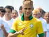 Neymar apresenta o novo uniforme da seleção brasileira de futebol, que possui gola polo verde semelhante à camisa que o Brasil usou na Copa de 1990, na Itália. O evento aconteceu  na praia de Copacabana, no Rio.