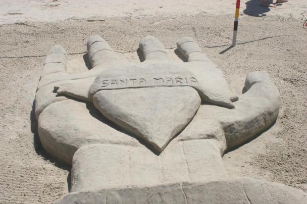 Esculturas na areia homenageiam vítimas da tragédia em Santa Maria Brigada Militar/Divulgação Esculturas na areia homenageiam vítimas da tragédia em Santa Maria Brigada Militar/Divulgação