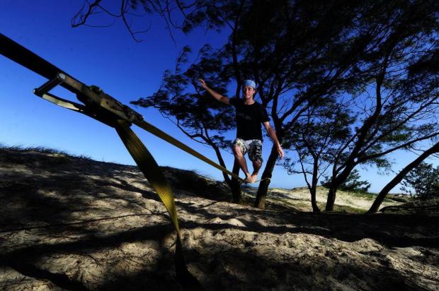 Prática do slackline ganha força no litoral gaúcho em 2013 Ricardo Duarte/Agencia RBS Prática do slackline ganha força no litoral gaúcho em 2013 Ricardo Duarte/Agencia RBS