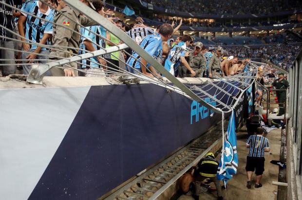 "Avalanche nunca mais", diz jovem ferido após cair no fosso da Arena AFP PHOTO / Jefferson BERNARDES/AFP "Avalanche nunca mais", diz jovem ferido após cair no fosso da Arena AFP PHOTO / Jefferson BERNARDES/AFP