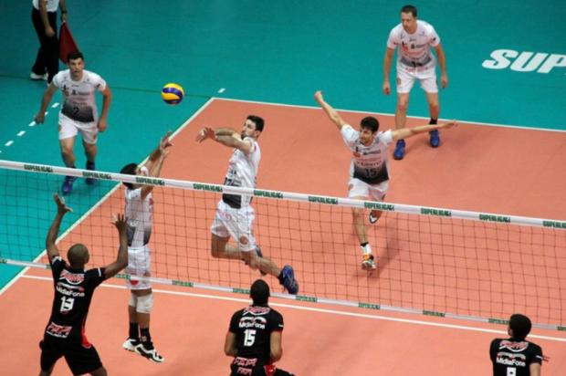 Vôlei: em casa, Canoas derrota o lanterna Funvic por 3 sets a 0 Fernando Potrick/Móveis Kappesberg/Canoas