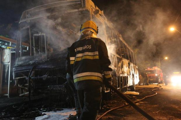Polícia prende dois suspeitos pelo ataque a ônibus no Bairro João Paulo, em Florianópolis Cristiano Estrela/Agencia RBS Polícia prende dois suspeitos pelo ataque a ônibus no Bairro João Paulo, em Florianópolis Cristiano Estrela/Agencia RBS