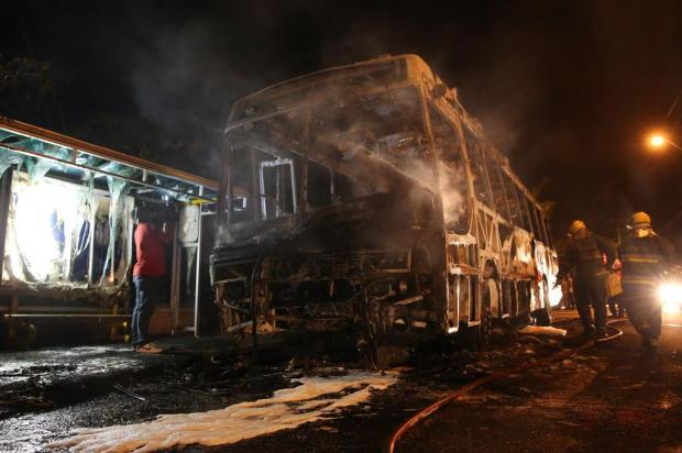 Vídeo: leitor grava o incêndio em ônibus no bairro João Paulo, em Florianópolis Cristiano Estrela/Agencia RBS