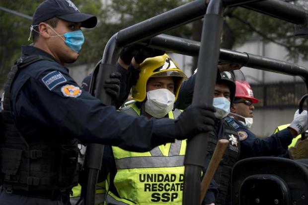 Ao menos 15 mortos e 100 feridos em explosão em sede de petroleira no México Yuri Cortez/AFP Ao menos 15 mortos e 100 feridos em explosão em sede de petroleira no México Yuri Cortez/AFP