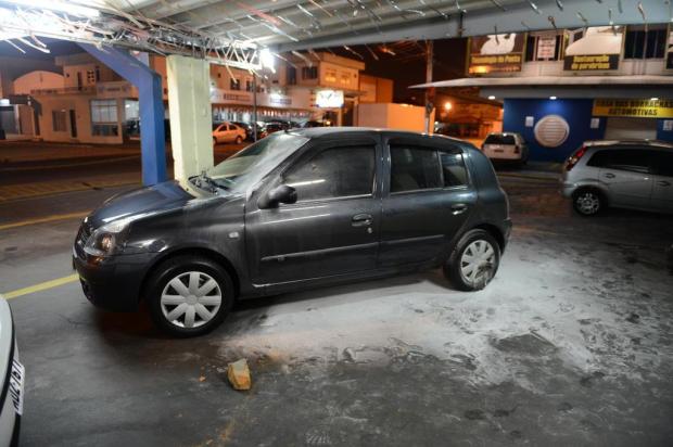 Carro é alvo de atentado em Itajaí Rafaela Martins/Agencia RBS Carro é alvo de atentado em Itajaí Rafaela Martins/Agencia RBS