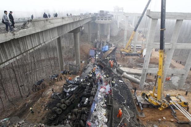 Caminhão com fogos de artifício explode, ponte desaba e 26 morrem na China CHINA OUT/AFP