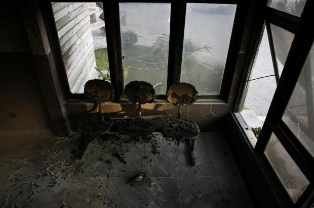Base da Polícia Militar na Praia de Canasvieiras é incendiada durante a madrugada desta sexta-feira Jessé Giotti/Agencia RBS Base da Polícia Militar na Praia de Canasvieiras é incendiada durante a madrugada desta sexta-feira Jessé Giotti/Agencia RBS