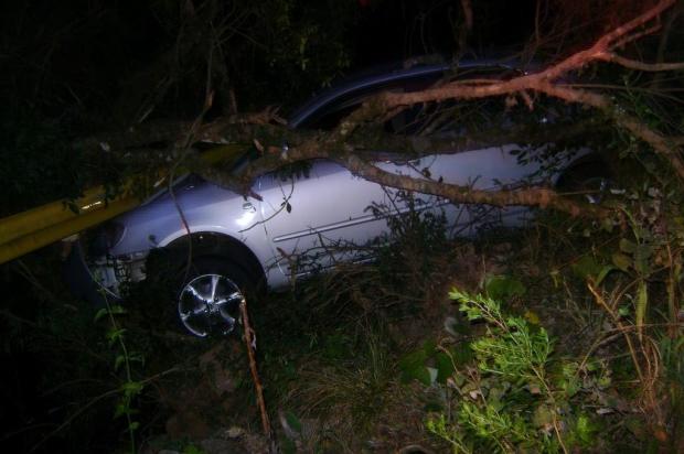 Motorista perde o controle e árvore impede que carro caia de penhasco em Nova Prata Bombeiros/Divulgação