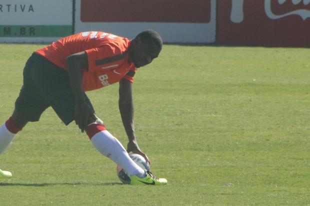 Ainda em recuperação, Juan e Rafael Moura treinam com bola no CT Parque Gigante André Baibich/ Agência RBS/