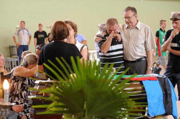 Centenas se despedem de jovem em Santa Cruz Junio Nunes/Especial