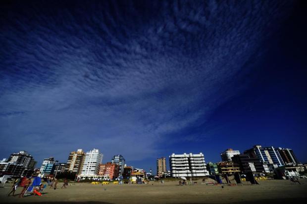 Sol chega tímido, mas já esquenta a praia em Capão da Canoa Ricardo Duarte/Agencia RBS