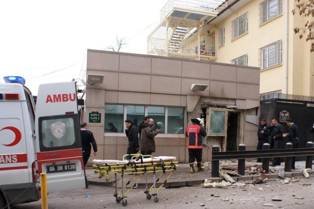 Duas pessoas morrem em explosão em frente à Embaixada dos EUA na Turquia IHLES NEWS AGENCY/AFP/IHLES NEWS AGENCY Duas pessoas morrem em explosão em frente à Embaixada dos EUA na Turquia IHLES NEWS AGENCY/AFP/IHLES NEWS AGENCY