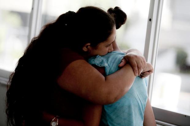 "Ele teve que atravessar as chamas", diz mãe da namorada de jovem queimado em ataque a ônibus em Florianópolis Jessé Giotti/Agencia RBS "Ele teve que atravessar as chamas", diz mãe da namorada de jovem queimado em ataque a ônibus em Florianópolis Jessé Giotti/Agencia RBS
