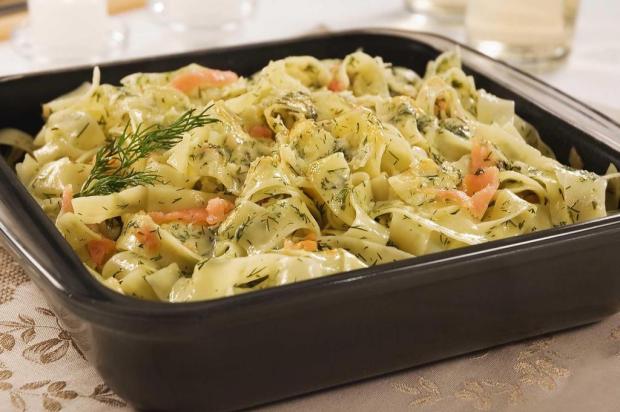 Salmão defumado confere sabor especial a macarrão Ver Descrição/Ver Descrição