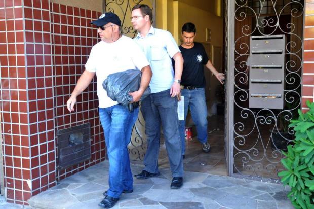 Polícia Civil faz buscas no apartamento de sócio da boate Kiss Jean Pimentel/Agencia RBS Polícia Civil faz buscas no apartamento de sócio da boate Kiss Jean Pimentel/Agencia RBS