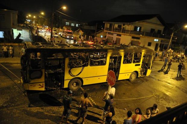 PM registra ataque a ônibus em Joinville Pena Filho/Agencia RBS PM registra ataque a ônibus em Joinville Pena Filho/Agencia RBS
