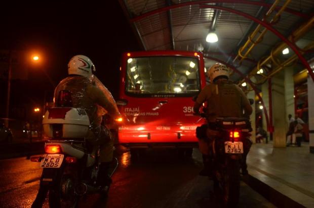 Polícia Militar prossegue com escolta de ônibus em Itajaí Marcos Porto/Agencia RBS Polícia Militar prossegue com escolta de ônibus em Itajaí Marcos Porto/Agencia RBS