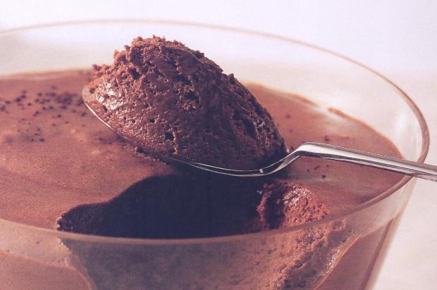 Base de musse de chocolate é preparada em 15 minutos Reprodução/Reprodução Base de musse de chocolate é preparada em 15 minutos Reprodução/Reprodução