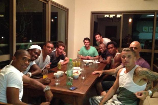 Foto mostra jogadores da Dupla Gre-Nal confraternizando  Reprodução/Facebook