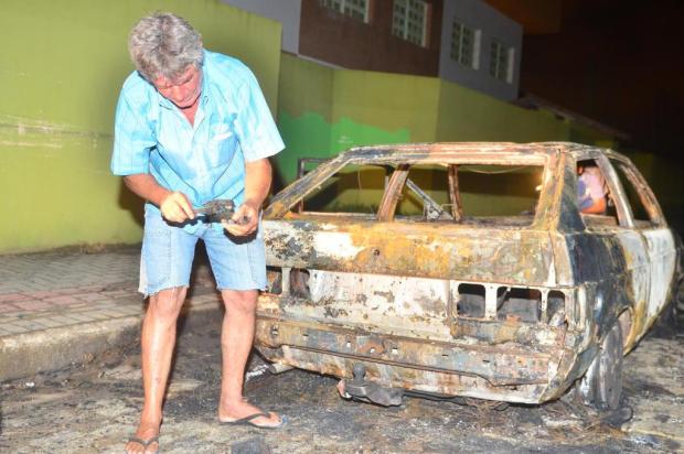 Carro furtado é incendiado em rua do Monte Alegre em Camboriú  Marcos Porto/Agencia RBS