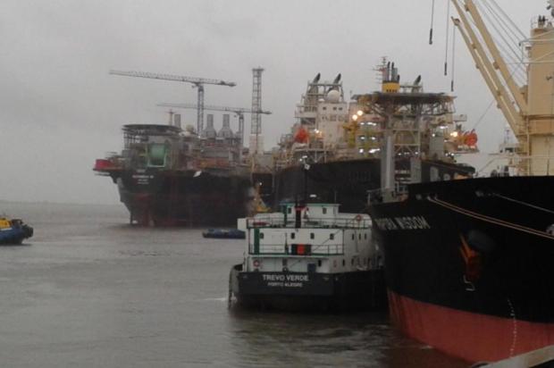 Plataformas colidem durante temporal em Rio Grande A/Especial