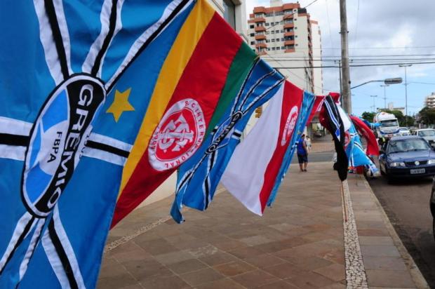 Procura por ingressos aumenta e torcida aguarda a chegada da delegação do Inter e do Grêmio Fernando Gomes/Agencia RBS Procura por ingressos aumenta e torcida aguarda a chegada da delegação do Inter e do Grêmio Fernando Gomes/Agencia RBS