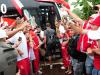 A torcida recepcionou a delegação com festa na chegada à cidade