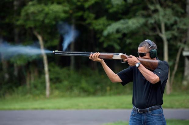 Casa Branca publica foto de Obama fazendo tiro ao alvo  Pete Souza/AFP PHOTO / THE WHITE HOUSE