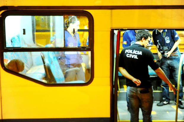 Homem é morto a tiros dentro de ônibus na zona sul de Porto Alegre Jean Schwarz/Agencia RBS