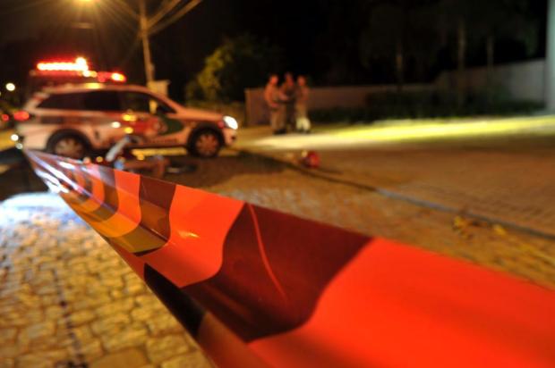 Suspeito é morto e outro detido durante a madrugada de domingo pela Polícia Militar em Joinville Diorgenes Pandini/Agencia RBS Suspeito é morto e outro detido durante a madrugada de domingo pela Polícia Militar em Joinville Diorgenes Pandini/Agencia RBS
