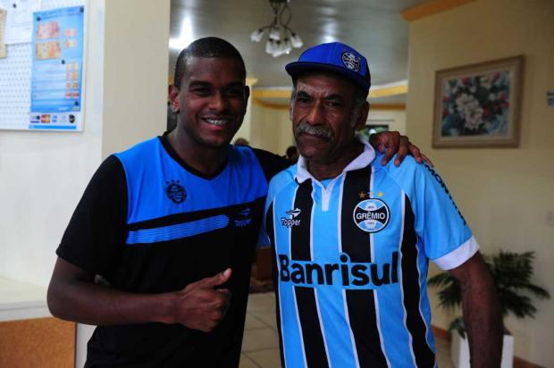 Pai de Fernando encontra o filho em Barão de Cotegipe antes do Gre-Nal Fernando Gomes/Agência RBS/ Pai de Fernando encontra o filho em Barão de Cotegipe antes do Gre-Nal Fernando Gomes/Agência RBS/