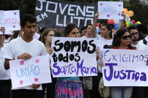 Em caminhada no parque Redenção, estudantes fazem homenagem às vítimas do incêndio na Boate Kiss Ronaldo Bernardi/Agencia RBS