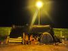 As famílias que resistiram armaram barracas improvisadas com pedaços de madeira e lonas