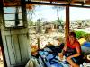 Ilana Soares, 64 anos, teve parte de sua casa destruída pelo fogo e vive e dorme no local por medo de perder o resto que sobrou de seus pertences
