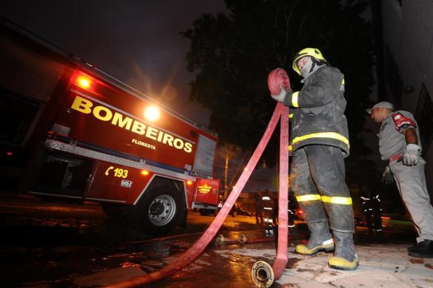 Bombeiros combatem princípio de incêndio em empresa na zona norte de Porto Alegre Caco Konzen/Especial Bombeiros combatem princípio de incêndio em empresa na zona norte de Porto Alegre Caco Konzen/Especial