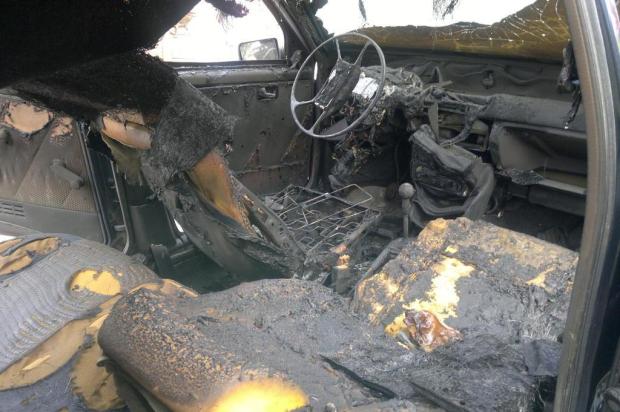Carro é incendiado na manhã desta segunda-feira, em Joinville Salmo Duarte/RBS