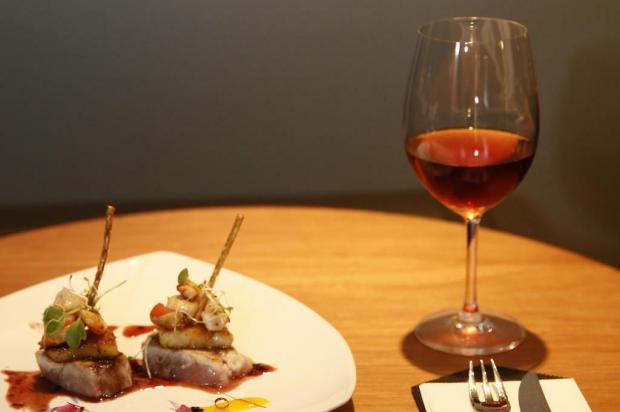 Gastrobar em Florianópolis serve vinhos franceses em taças e opções de tapas Flávio Neves/Agencia RBS