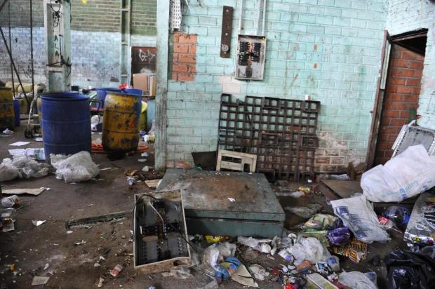 Vandalismo deixa 20 famílias sem sustento em galpão de reciclagem no Bairro Restinga Lívia Stumpf/Agencia RBS