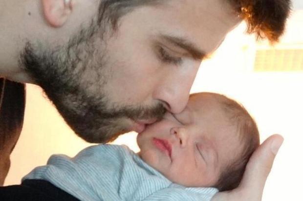 Piqué e Shakira divulgam primeira imagem do rosto do filho Milan Facebook/Reprodução