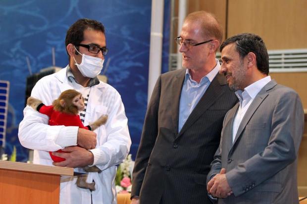 Ahmadinejad brinca com programa espacial iraniano Presidência do Irã/AFP